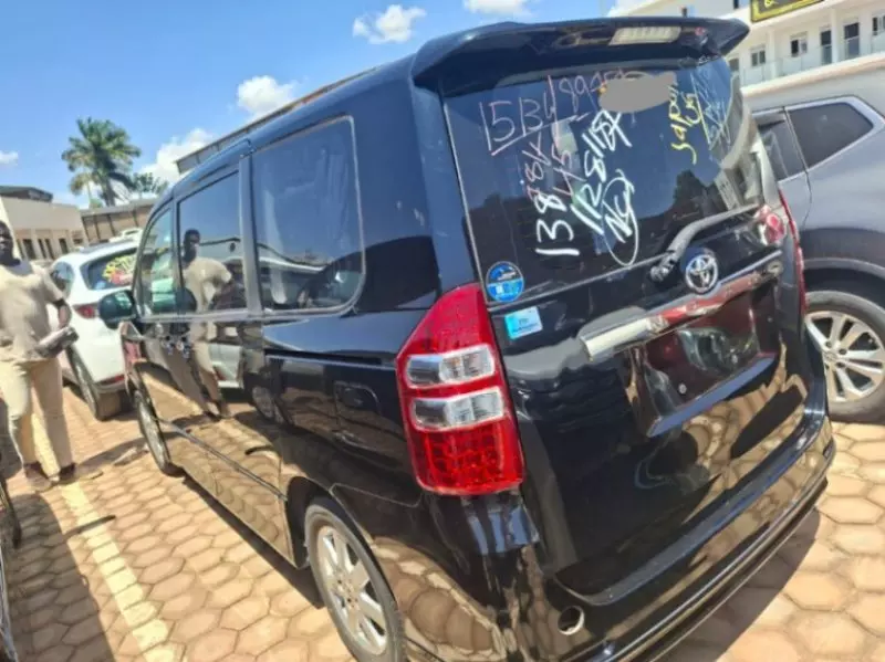 TOYOTA Noah   - 2012