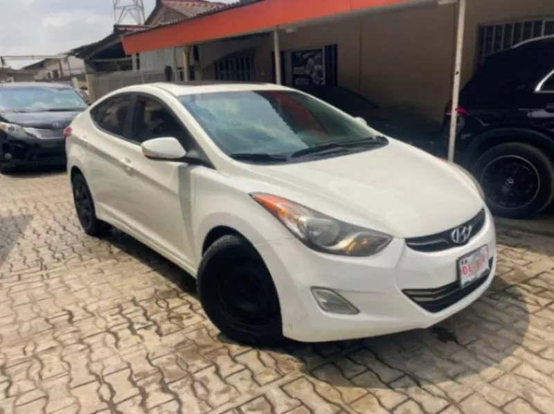Hyundai Elantra   - 2013