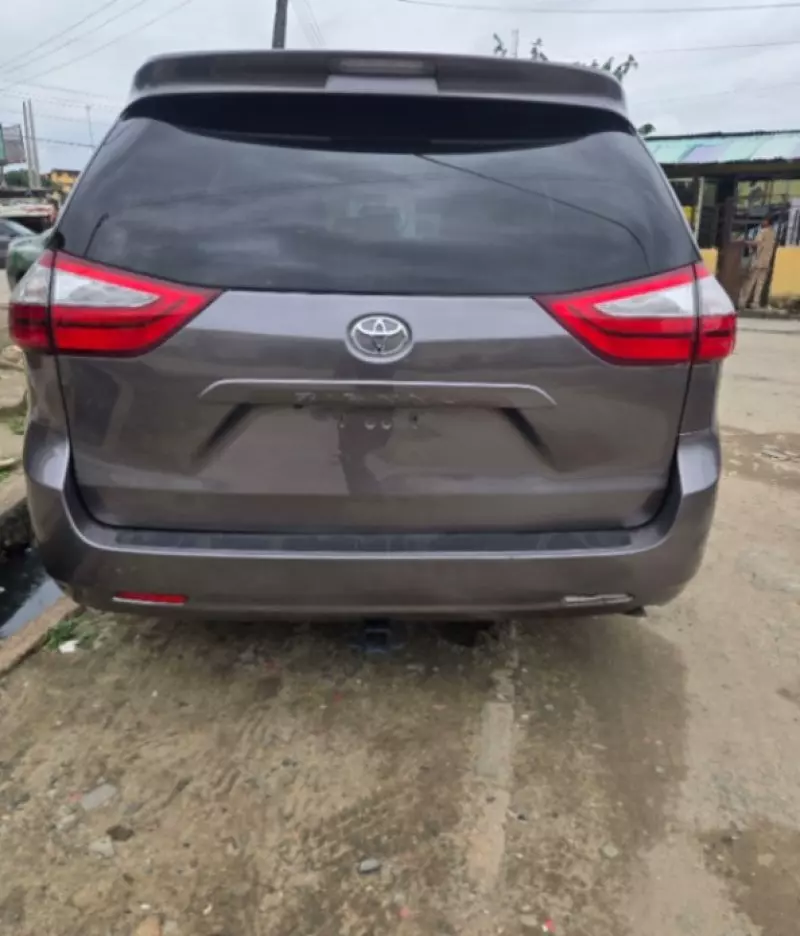 TOYOTA Sienna   - 2015