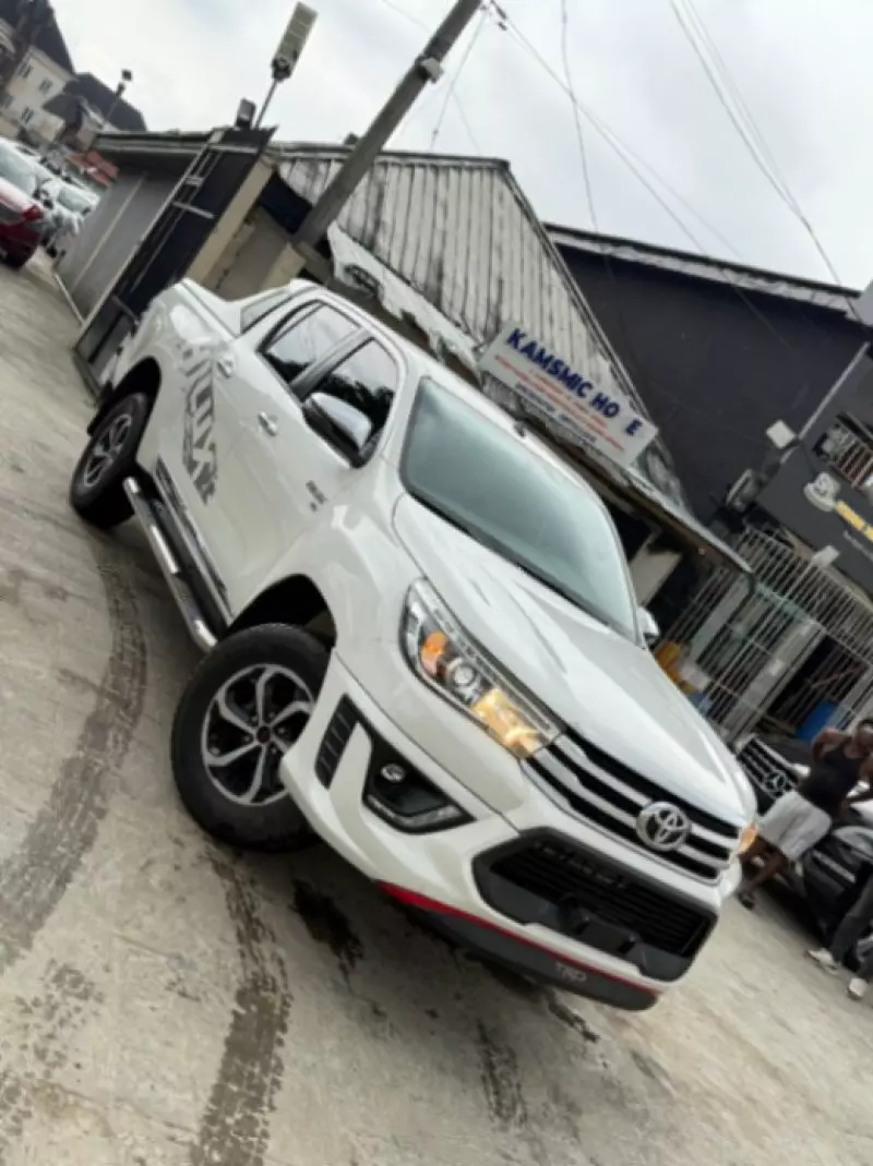Toyota Hilux   - 2020