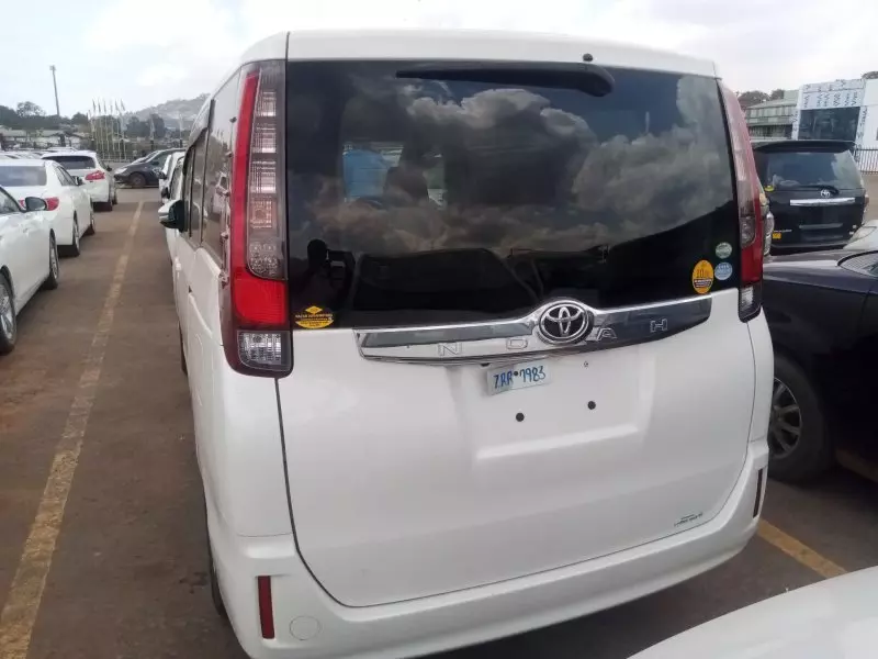Toyota Noah   - 2014