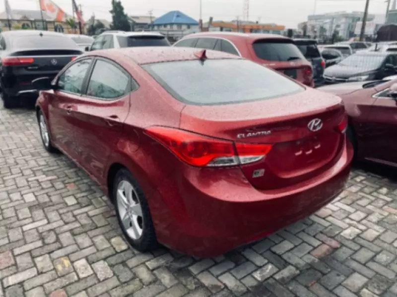 Hyundai Elantra   - 2013