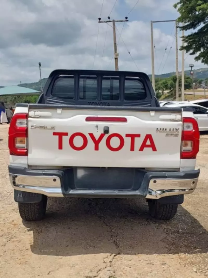 Toyota Hilux   - 2023