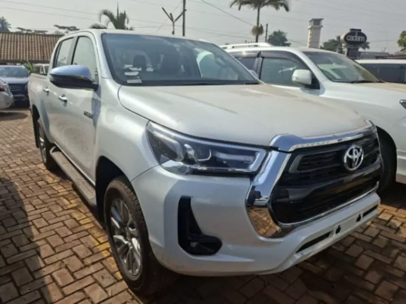 TOYOTA Hilux - 2025