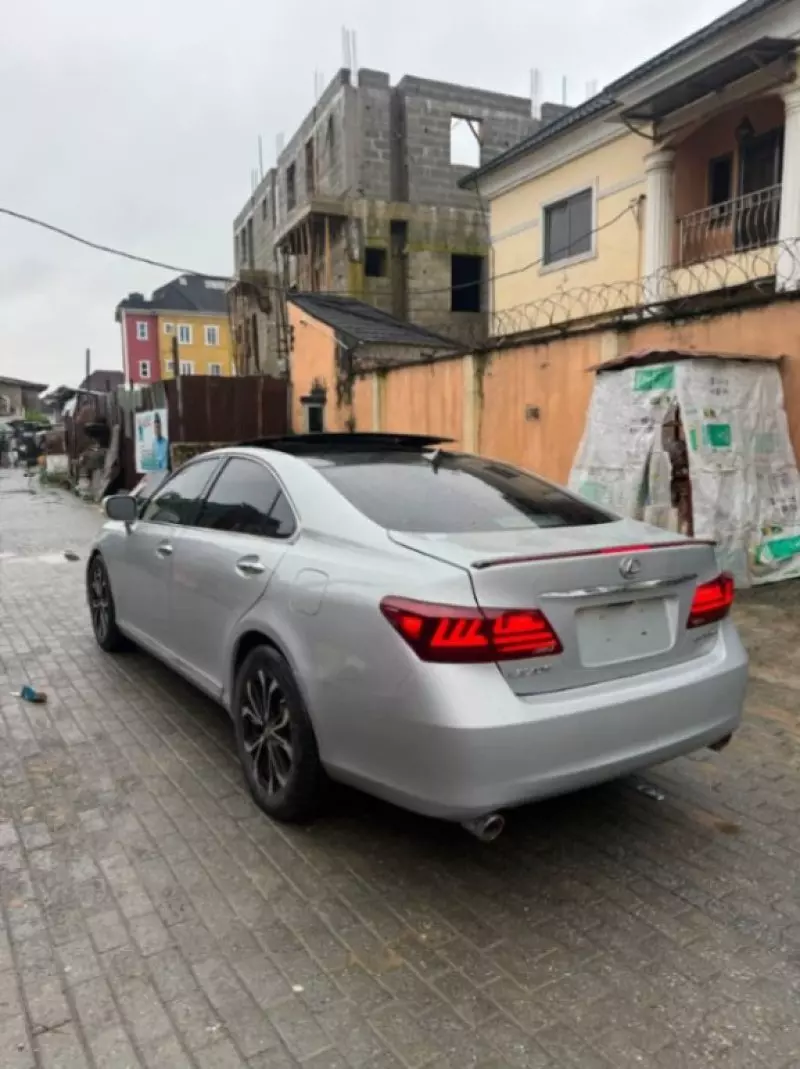 Lexus ES 350   - 2010