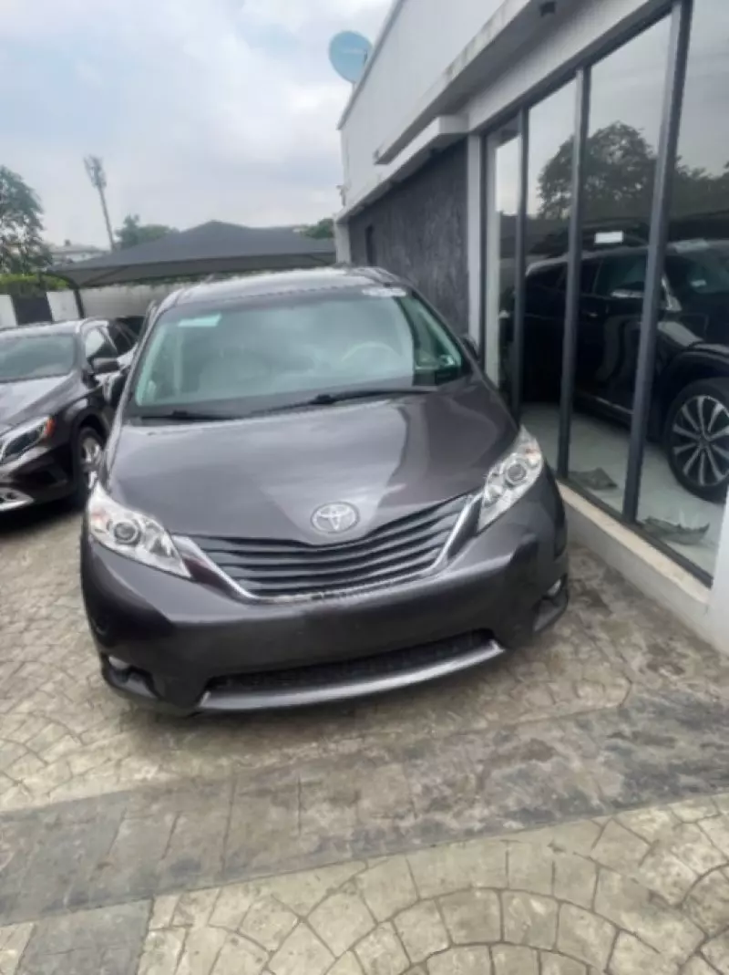 TOYOTA Sienna   - 2011