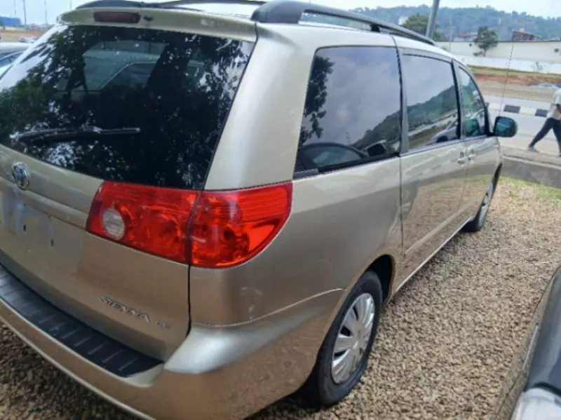Toyota Sienna   - 2009