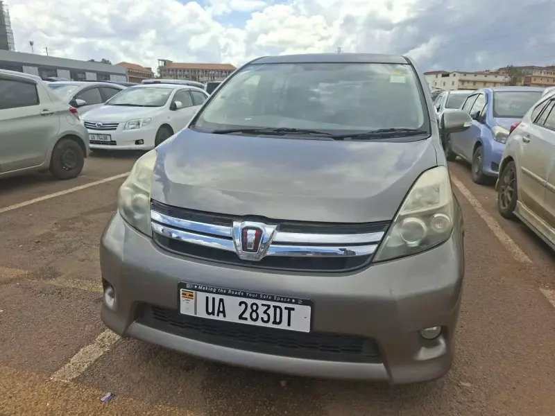 Toyota Isis    - 2013