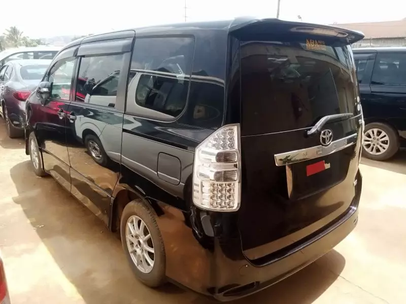Toyota Noah   - 2012