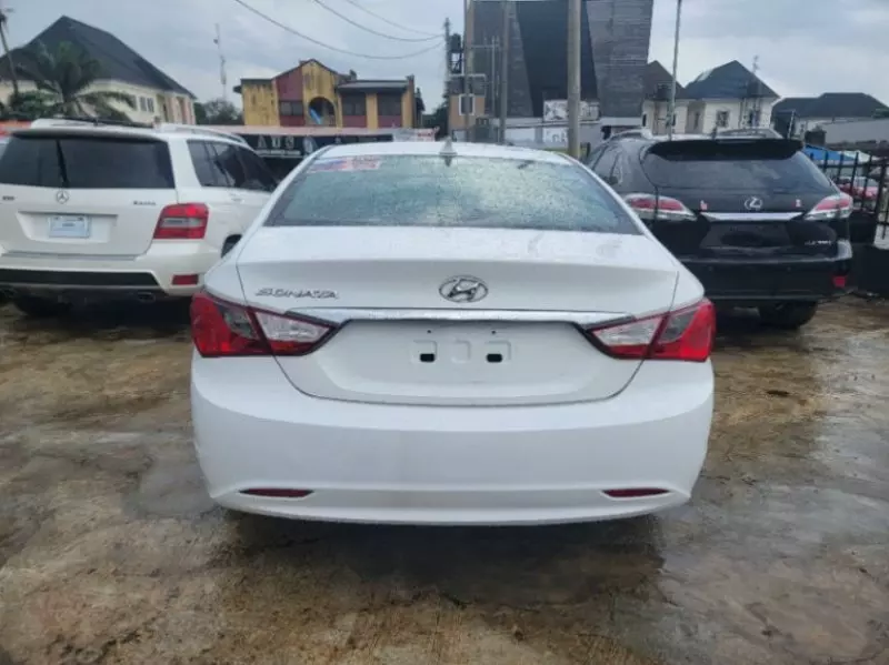 Hyundai Sonata   - 2011