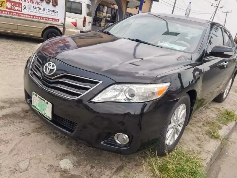 Toyota Camry   - 2010