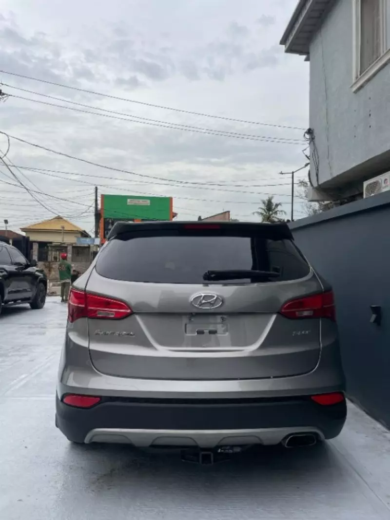 Hyundai Santa Fe   - 2015