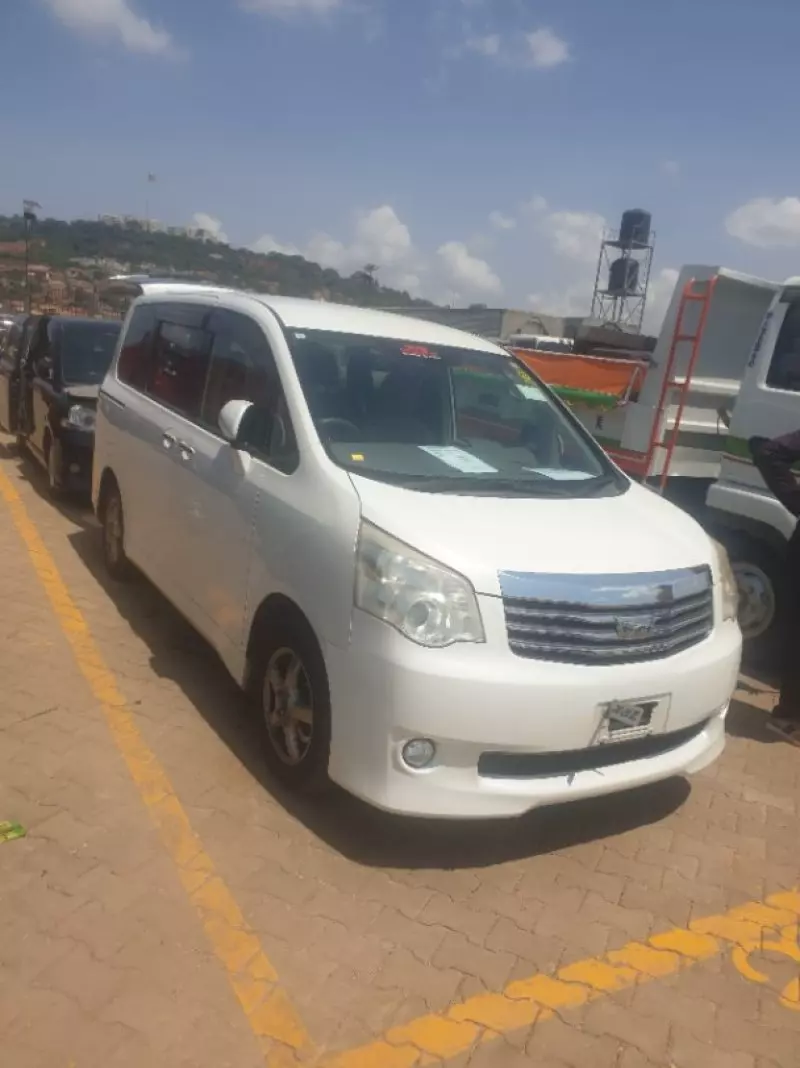 TOYOTA Noah   - 2013