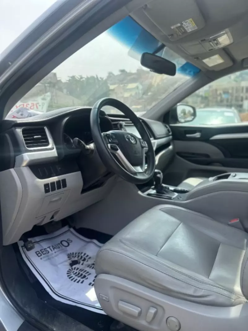Toyota Highlander   - 2016