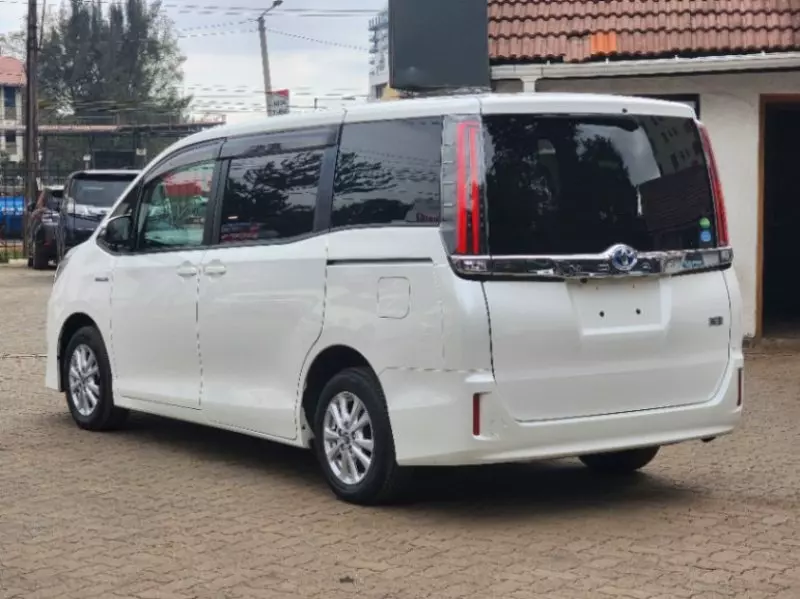 Toyota Noah   - 2018