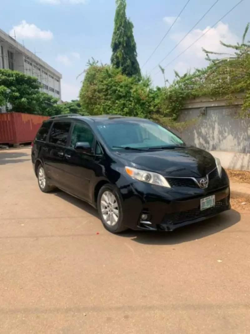 TOYOTA Sienna   - 2011