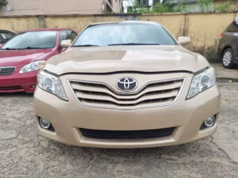 Toyota Camry   - 2010