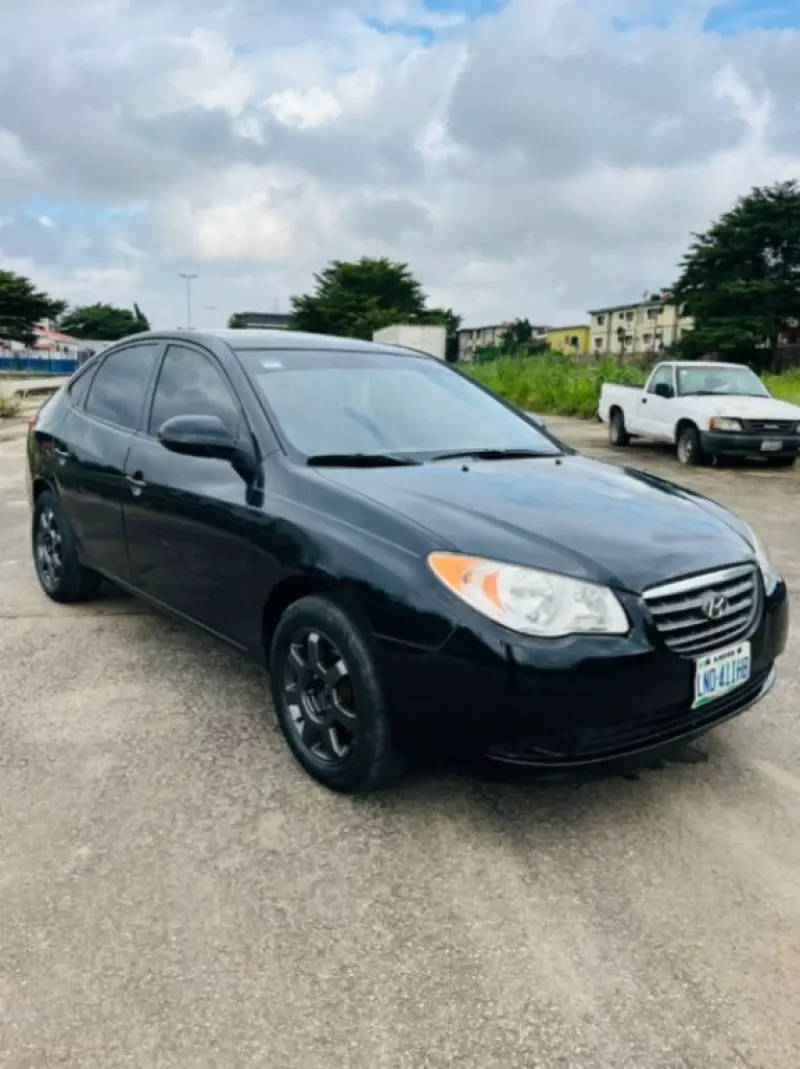 Hyundai Elantra   - 2011