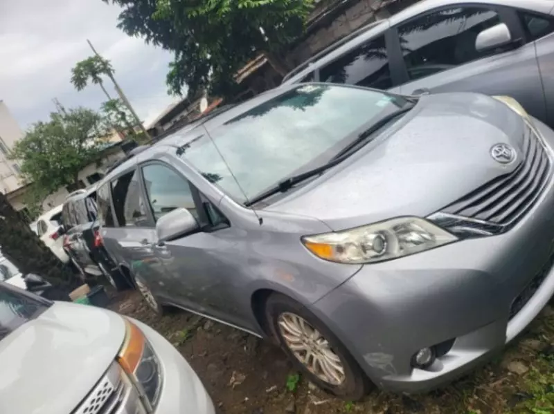 TOYOTA Sienna   - 2013