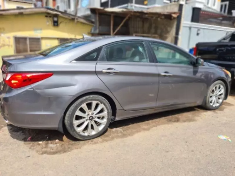 Hyundai Sonata   - 2011