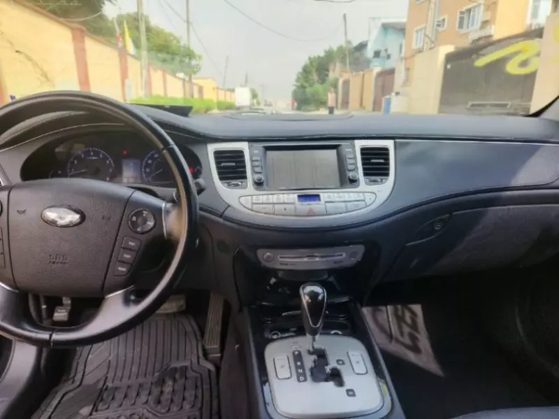 Hyundai Genesis   - 2012