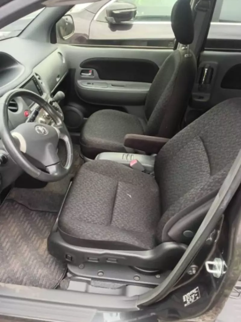 Toyota Sienta   - 2012