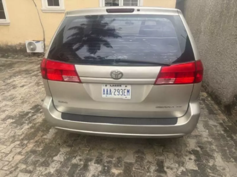 TOYOTA Sienna   - 2004