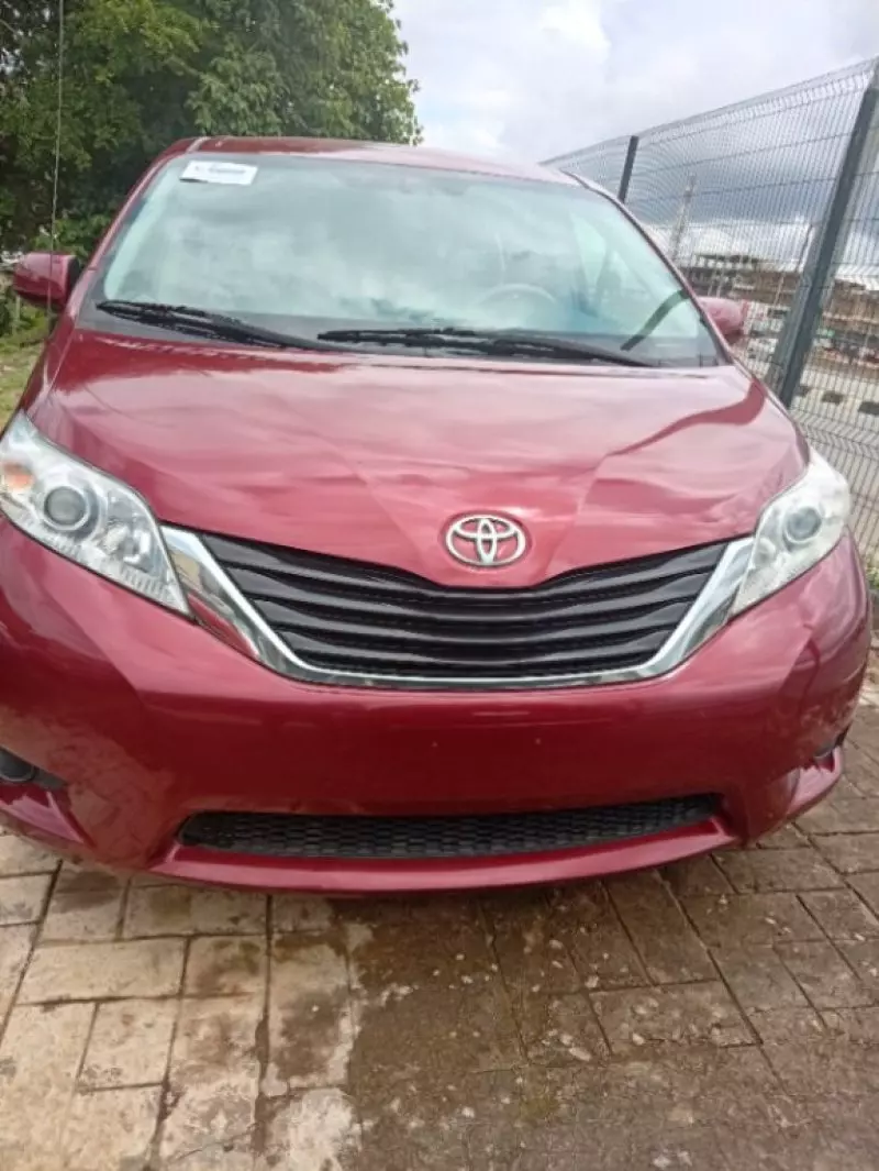 TOYOTA Sienna   - 2011