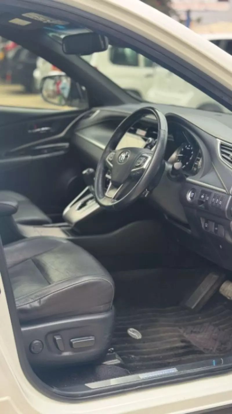 Toyota Harrier   - 2018