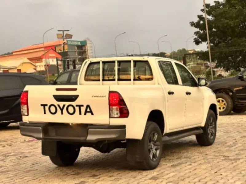 TOYOTA Hilux - 2025