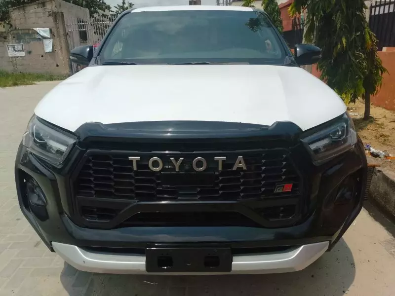 Toyota Hilux    - 2023