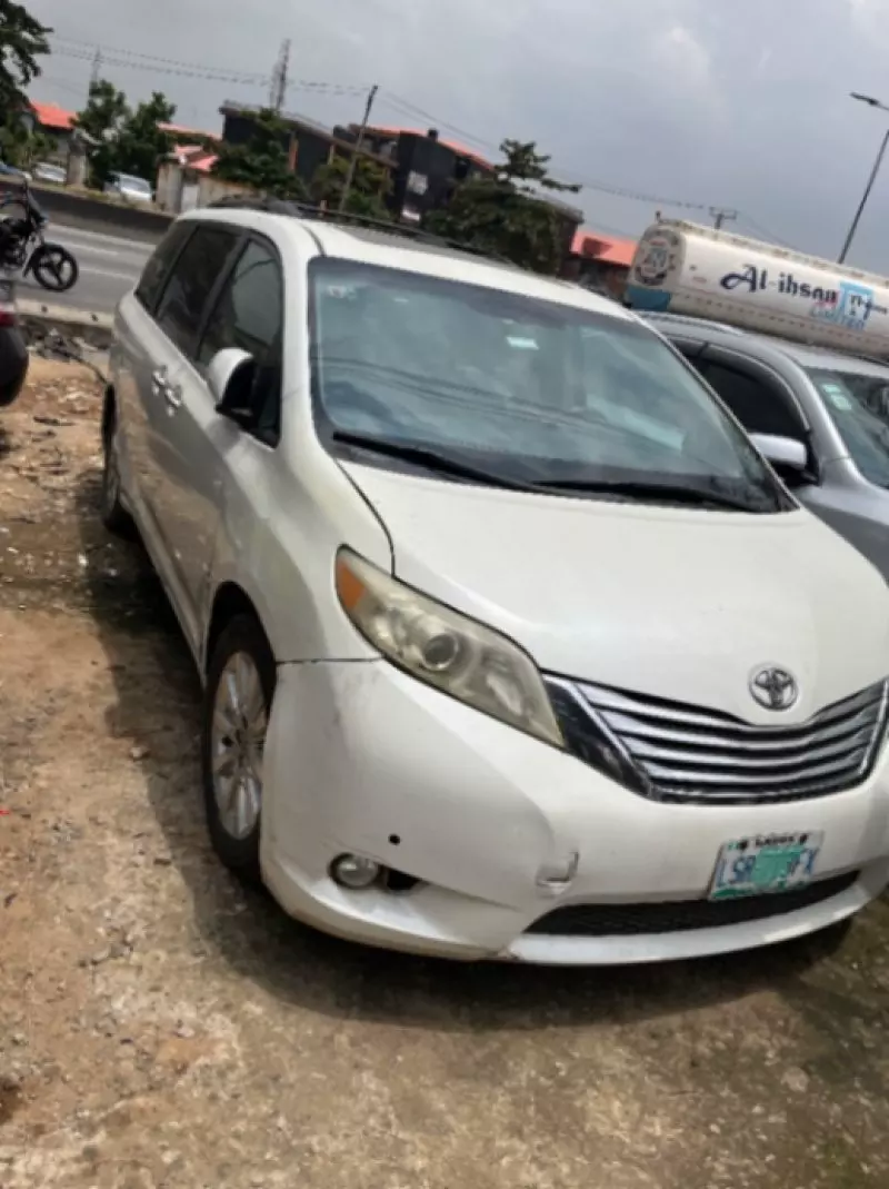 TOYOTA Sienna   - 2011