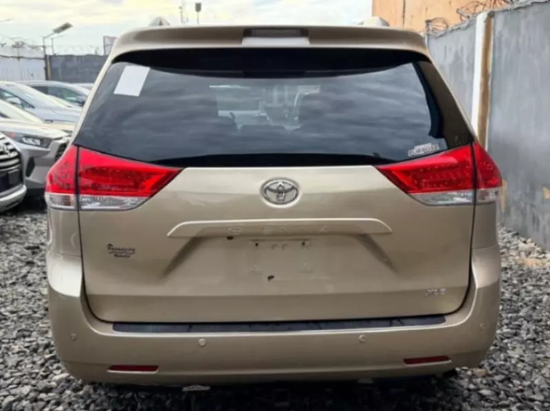 Toyota Sienna   - 2010