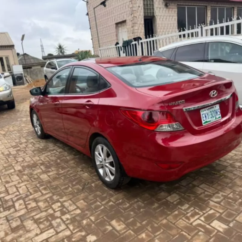 Hyundai Accent - 2011