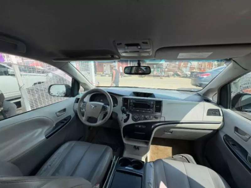 TOYOTA Sienna   - 2011