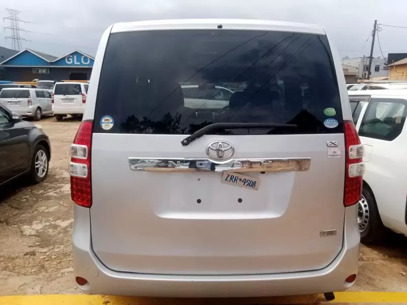 Toyota Noah   - 2012