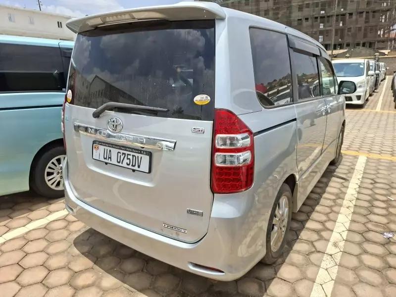 Toyota Noah   - 2012