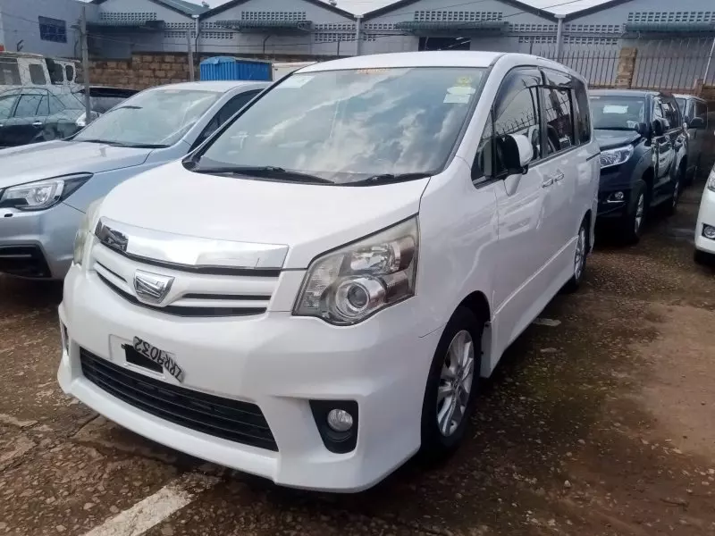 Toyota Noah   - 2012