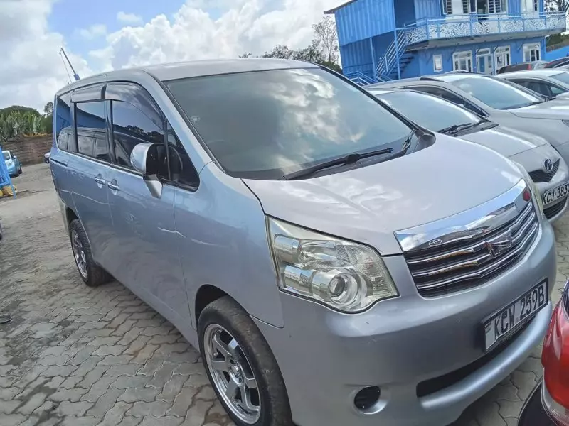 Toyota Noah   - 2012