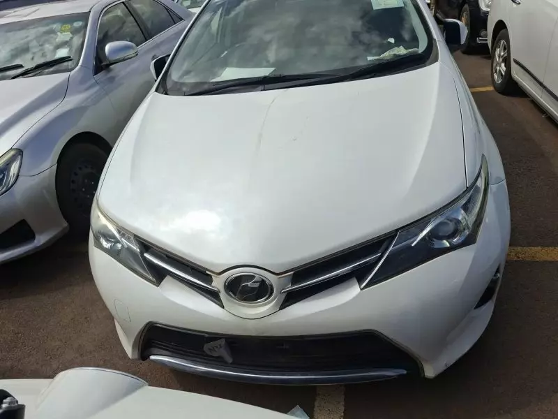 Toyota Auris Hybrid   - 2012