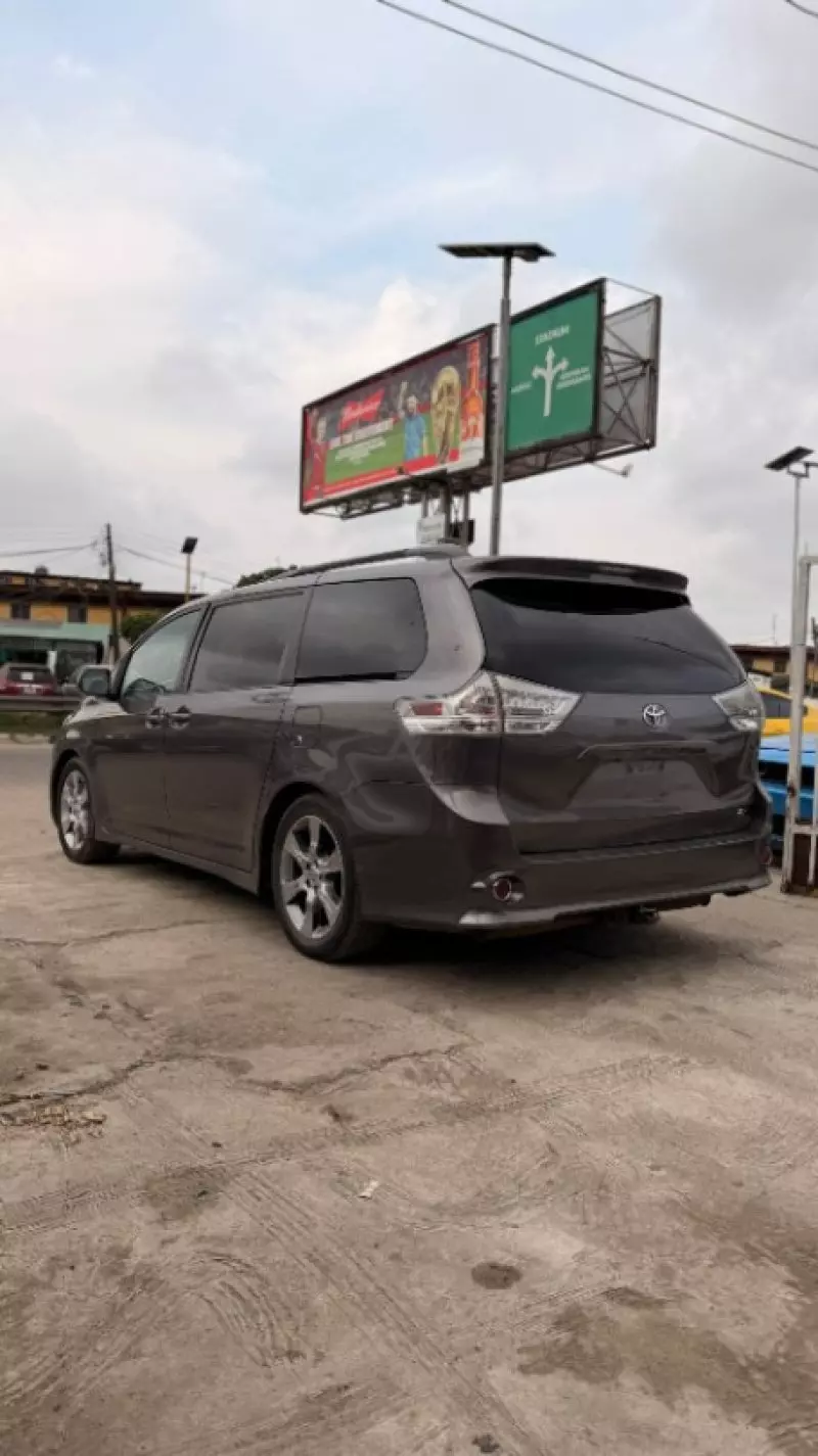 TOYOTA Sienna   - 2012