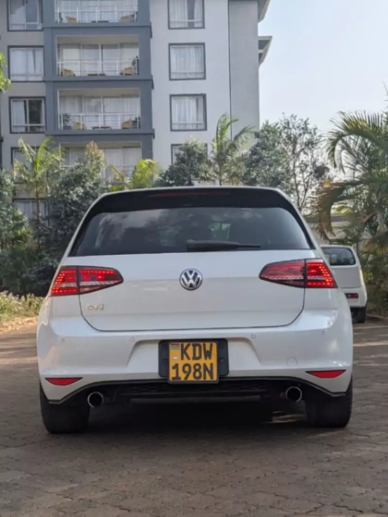 Volkswagen Golf   - 2016