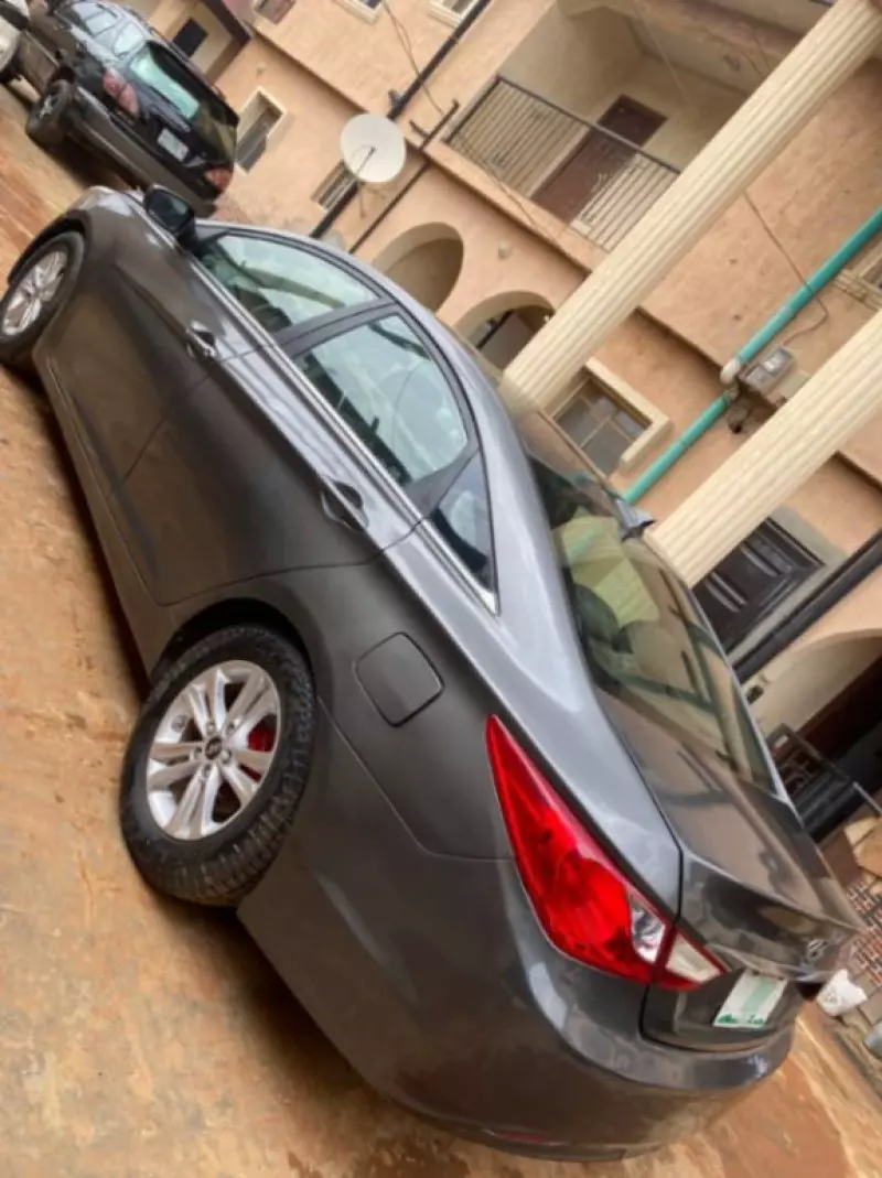 Hyundai Sonata   - 2011