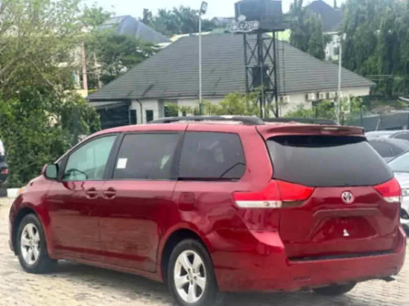 TOYOTA Sienna   - 2013