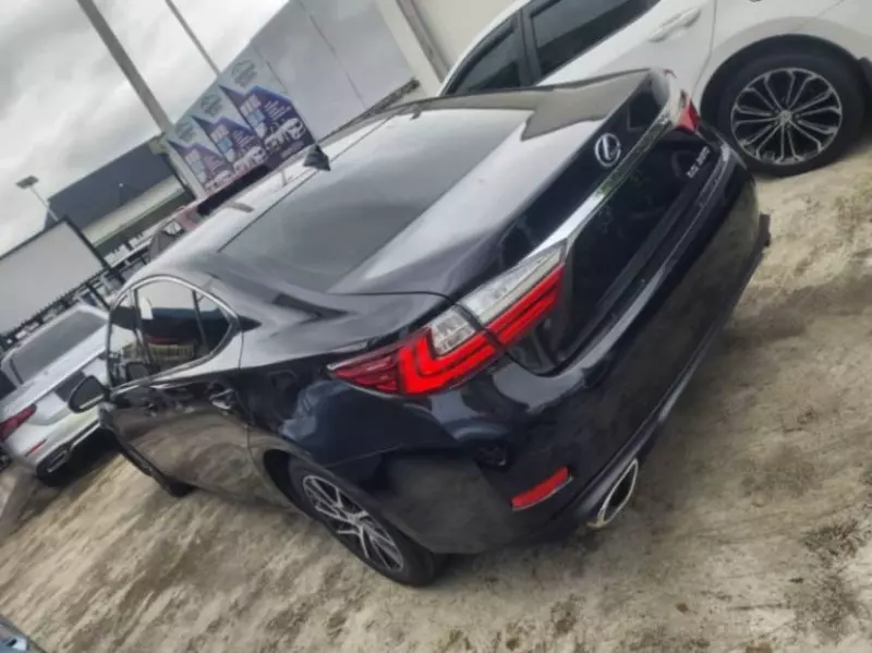 Lexus ES   - 2017