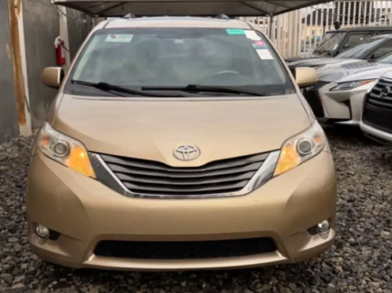 Toyota Sienna   - 2010
