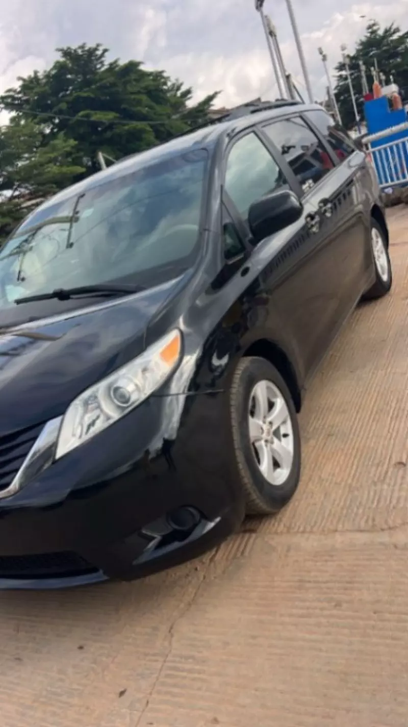 TOYOTA Sienna   - 2012
