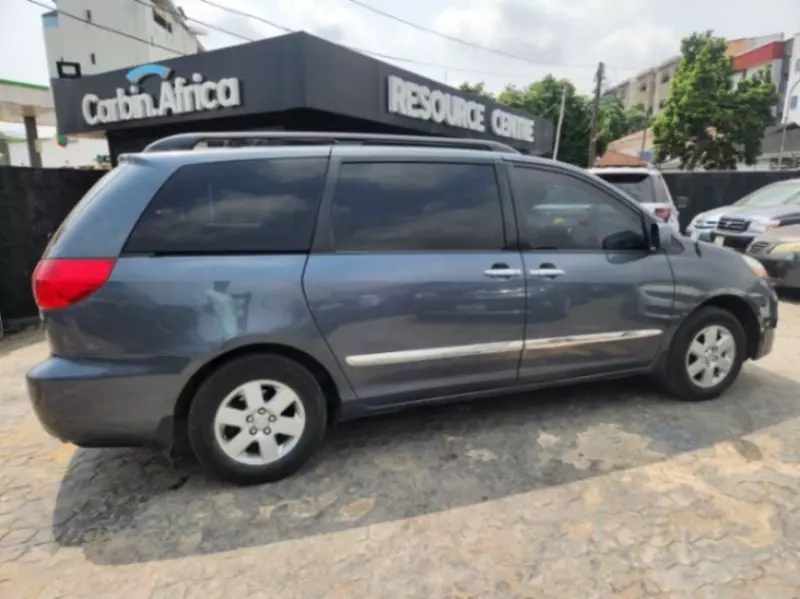 Toyota Sienna   - 2009