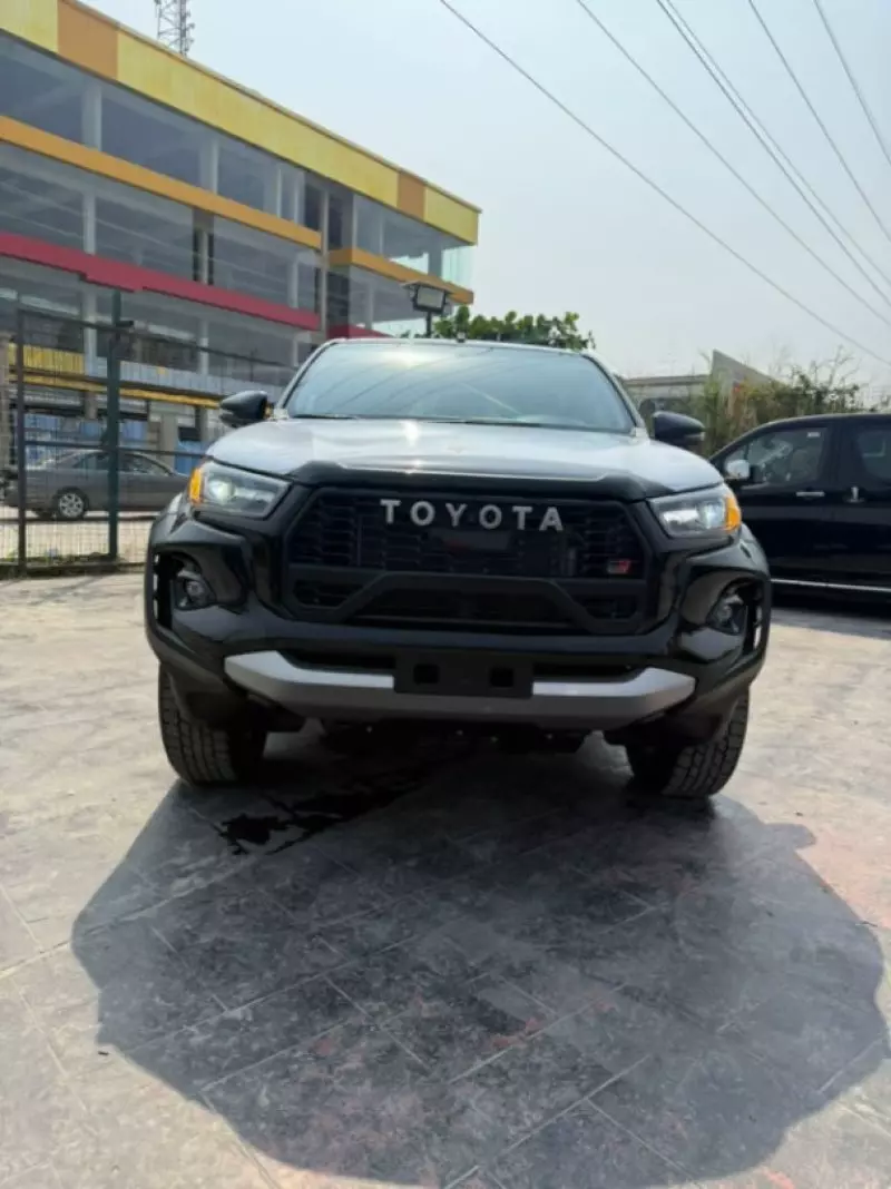 TOYOTA Hilux   - 2025
