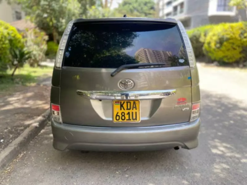 Toyota Isis    - 2013